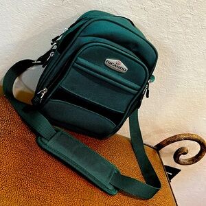 Like New Ricardo Beverly Hills Green & Black 4 Zipper compartments Traveler Bag!